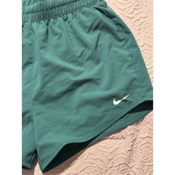 Nike Dri fit size medium Vietnam green pocket tye built in - Picture 3 of 13